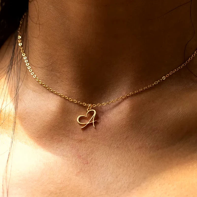 Elegant halsband med hjärtformade bokstäver